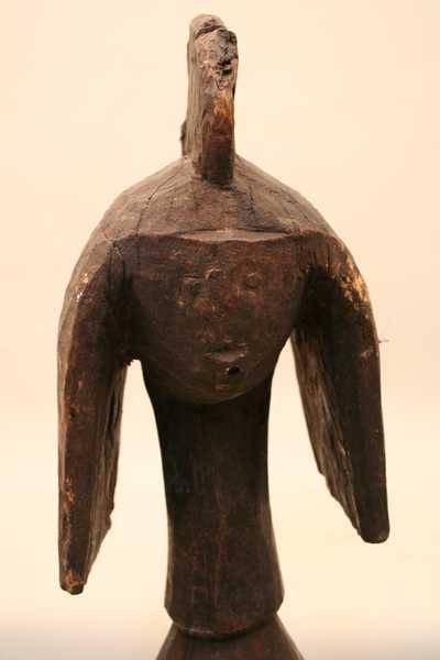 Mumuyé.(statue), d`afrique : Nigéria., statuette Mumuyé.(statue), masque ancien africain Mumuyé.(statue), art du Nigéria. - Art Africain, collection privées Belgique. Statue africaine de la tribu des Mumuyé.(statue), provenant du Nigéria., 1170/4381.Ancienne et grande statue Mumuyé H.1.20.La tête est en grande partie cachée
et enveloppée par une coiffure enveloppante semi-circulaire où le visage s